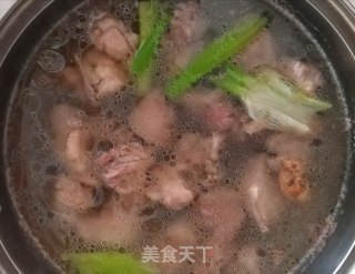 老鸭八珍玉米汤的做法步骤：2