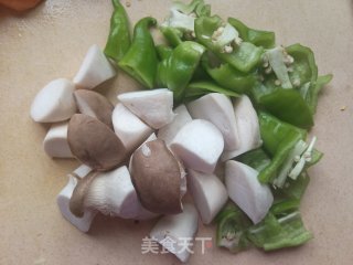 杏鲍菇炖鸡腿的做法步骤：1