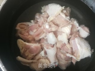 杏鲍菇炖鸡腿的做法步骤：3