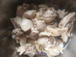 杏鲍菇炖鸡腿的做法步骤：5
