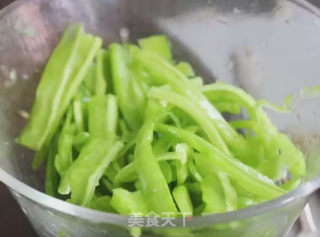 苦瓜牛肉的做法步骤：1