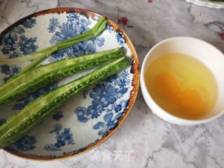 苦瓜煎蛋的做法步骤：1