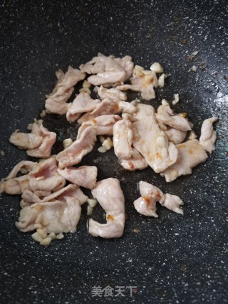 杏鲍菇炒肉的做法步骤：1