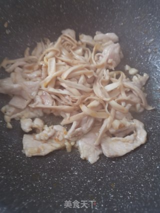 杏鲍菇炒肉的做法步骤：2