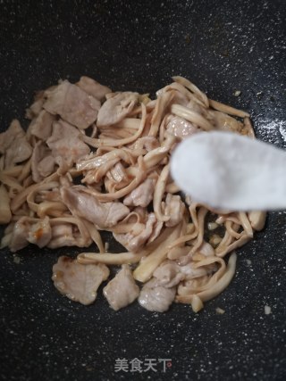 杏鲍菇炒肉的做法步骤：3