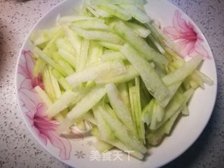 炝炒西瓜皮的做法步骤：1