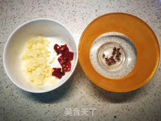炝炒西瓜皮的做法步骤：2