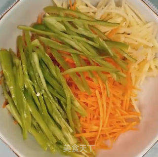 三丝煎蛋的做法步骤：1