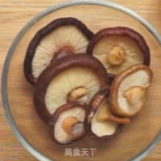 香菇焖鸡腿的做法步骤：2