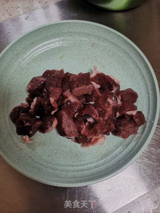 简易版牛肉抓饭的做法步骤：2