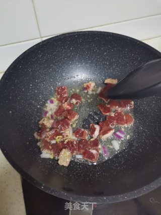 简易版牛肉抓饭的做法步骤：4