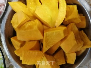 五花肉炖南瓜土豆的做法步骤：2