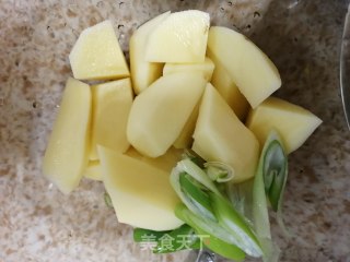 五花肉炖南瓜土豆的做法步骤：3