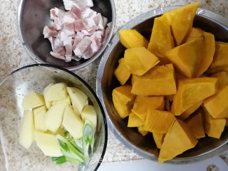 五花肉炖南瓜土豆的做法步骤：4