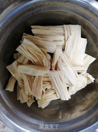 响油腐竹木耳的做法步骤：1