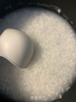 嫩滑牛肉菠菜粥的做法步骤：1