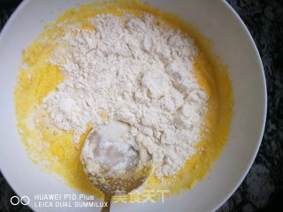 营养早餐系列：菌参鱼豆腐丝瓜汤$奶香玉米饼的做法步骤：5