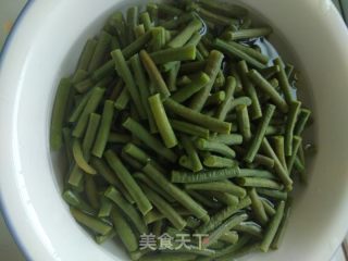 豇豆炒肉的做法步骤：1