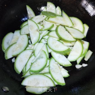 西葫芦炒鸡蛋的做法步骤：7