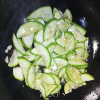 西葫芦炒鸡蛋的做法步骤：8