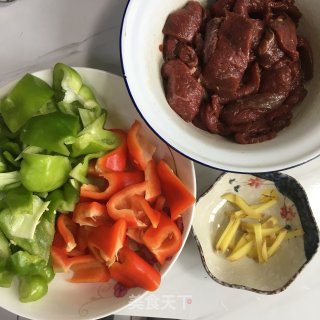 青红椒炒牛肉的做法步骤：1
