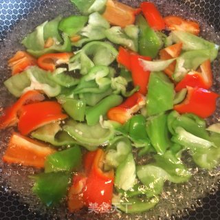 青红椒炒牛肉的做法步骤：2