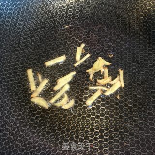 青红椒炒牛肉的做法步骤：3