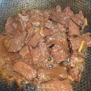 青红椒炒牛肉的做法步骤：4