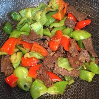青红椒炒牛肉的做法步骤：6