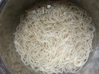 西红柿黄瓜捞凉饸饹的做法步骤：12