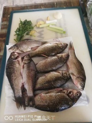 野生鲫鱼汤的做法步骤：1