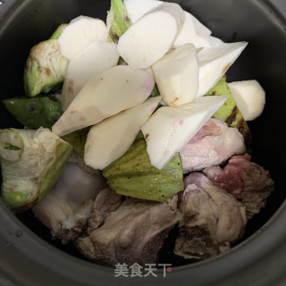 莲蓬山药骨头汤的做法步骤：4