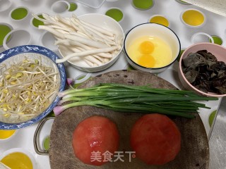 番茄鸡蛋炒杂菌的做法步骤：1