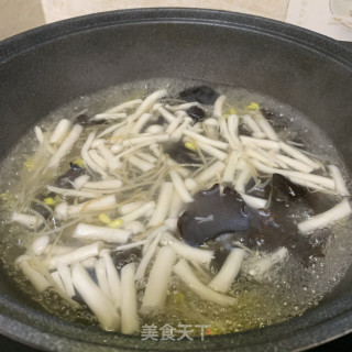 番茄鸡蛋炒杂菌的做法步骤：2