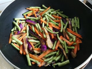 胡萝卜茄子烧豆角的做法步骤：4