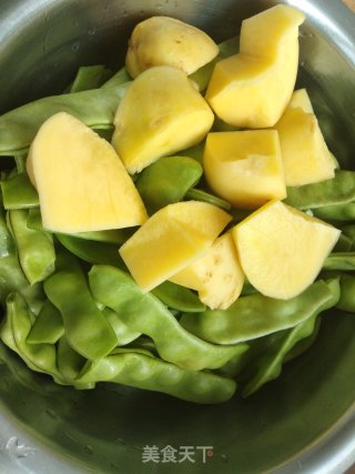 豆角炖肉炖土豆的做法步骤：1