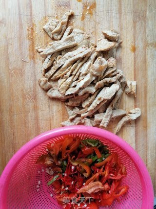 卤干炒青椒的做法步骤：1