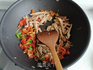 卤干炒青椒的做法步骤：4