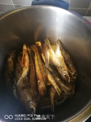 香酥小河鱼的做法步骤：5