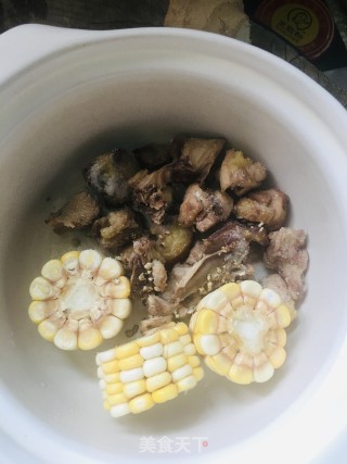 虫草花鸡肉炖玉米的做法步骤：2