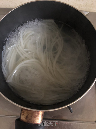 柳州螺蛳粉的做法步骤：1