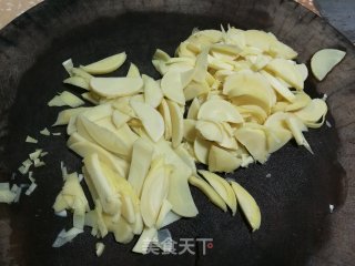 紫甘蓝炒笋片的做法步骤：1