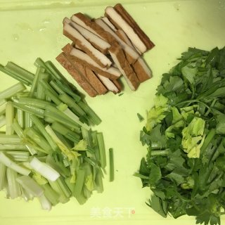 香干炒香芹的做法步骤：1