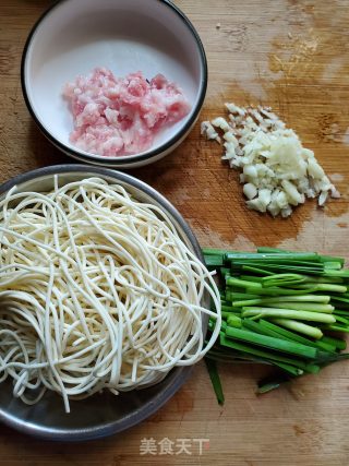 肉末韭菜炒面的做法步骤：1