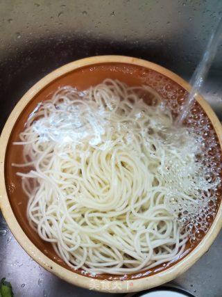 肉末韭菜炒面的做法步骤：3