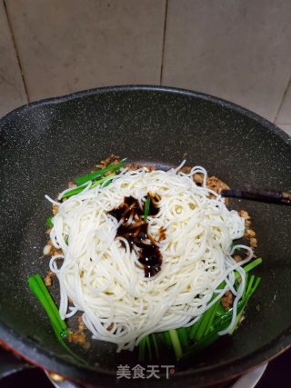 肉末韭菜炒面的做法步骤：8