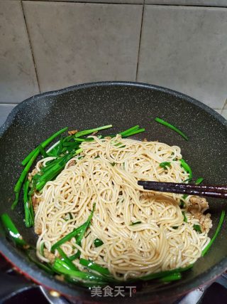 肉末韭菜炒面的做法步骤：9