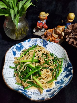 肉末韭菜炒面的做法步骤：10