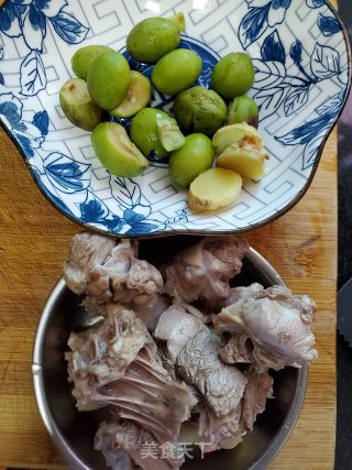 青橄榄煲老鸭汤的做法步骤：2
