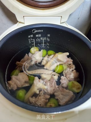 青橄榄煲老鸭汤的做法步骤：3